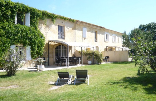 Saint-Gilles House | Les Flamants, 7/9 people, charming, garden and terrace and shared pool