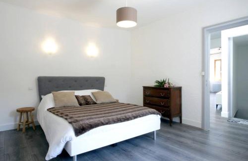Carcassonne Apartment | Les Gîtes de Laure - L'Or Vert, Appartement avec Vue sur le Château, Parking Privé, Climatisation, Netflix, à 160 m de la Cité Médiévale