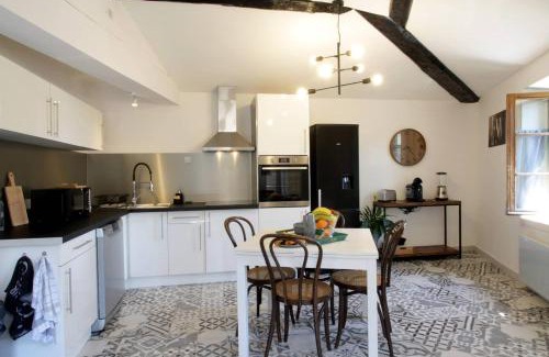 Carcassonne Apartment | Les Gîtes de Laure - L'Or Vert, Appartement avec Vue sur le Château, Parking Privé, Climatisation, Netflix, à 160 m de la Cité Médiévale