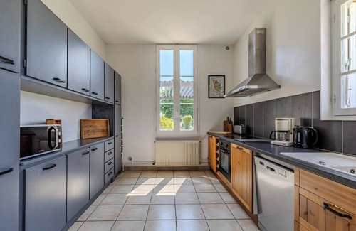 Montagne House | Les Marronniers – Holiday Home with Pool and Vineyard View in Montagne