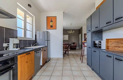 Montagne House | Les Marronniers – Holiday Home with Pool and Vineyard View in Montagne
