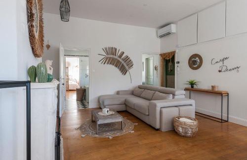 Aigues-Mortes Apartment | LESEHAN APPARTEMENT AIGUES MORTES Vue Remparts