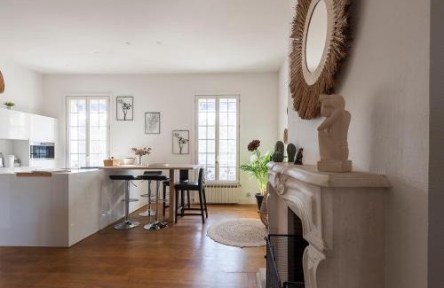 Aigues-Mortes Apartment | LESEHAN APPARTEMENT AIGUES MORTES Vue Remparts