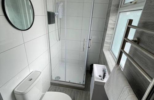 Pinkwell House | Letzi private en-suite, Near Heathrow Airport T3