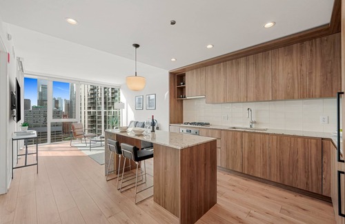 Near North Side Hotel | Level River North - Spacious Executive Suite