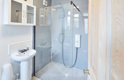 Saltburn-by-the-Sea Apartment | Leven Locke - Perfect for Work Stays & Family Seaside Getaways