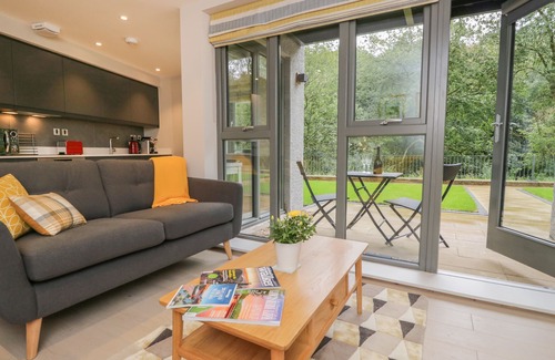 Backbarrow Cottage | LEVEN REACH, romantic, with a garden in Newby Bridge