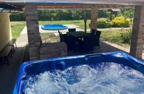 Bekesszentandras House | Levendulás Tanya Szarvas - Jakuzzi és medence