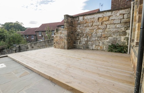 Loftus Cottage | LEWIS HUNTON SUITE, romantic, character holiday cottage in Loftus