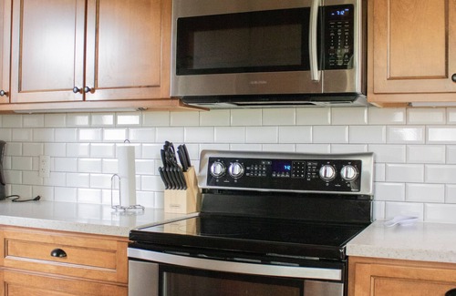 Oaks Corners Cottage | LG Backyard, BBQ Grill, Sleeps 12, Cottage in Stanley