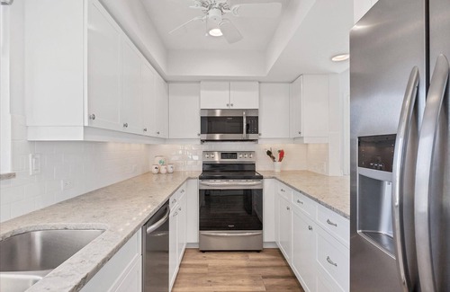 Venice Condo | Life is a Beach! Newly-Renovated Beachfront 2BR condo. Pool, laundry in Venice