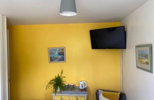 Falmouth Apartment | Light airy comfy small double room with en-suite
