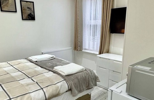 Brent Apartment | Light & Airy Double Bedroom in London