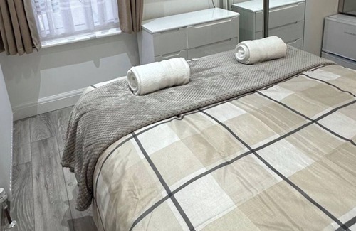 Brent Apartment | Light & Airy Double Bedroom in London