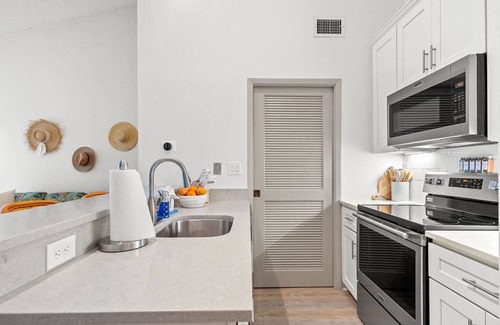 Sawgrass Apartment | Light and Airy Luxury Condo just Steps from Private Beach Access