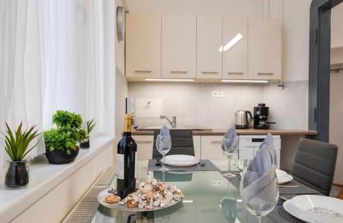 Terezvaros Apartment | Light design apartment close to City park&Bath