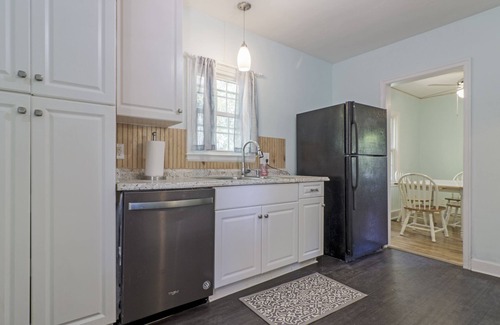 Sunset Park House | Light filled updated 1930s cottage in Sunset Park/3 Bedrooms 1 Bath - Sleeps 6
