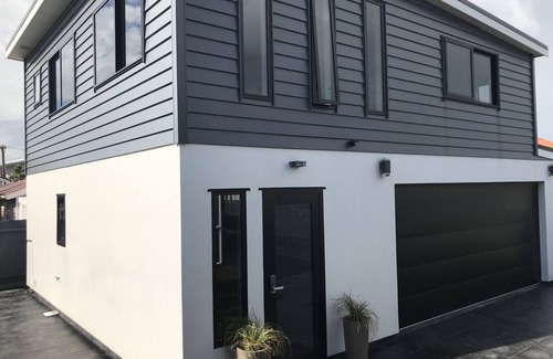 Kilbirnie Apartment | Light, Modern + Close to Everything