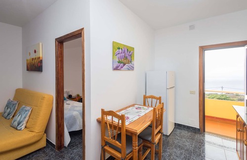 Callejones Apartment | Lightbooking Luymar 2 BR Villa de Mazo con piscina