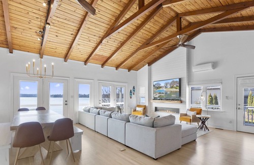 Troutman House | LightHouse Livin! Beautiful waterfront property, ideal for up to 16 w hot tub
