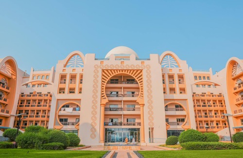 Palm Jumeirah Apartment | Like Home - P110 Elegant 1-Bedroom Apt with Scenic Pool Views