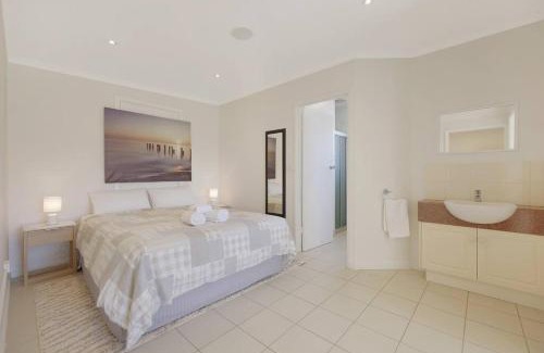 Warrnambool Apartment | Lil Greenviews, studio room with queen bed