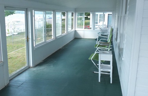 Beulah Cottage | Lil's on the Lake - LARGE, CHARMING, AND PET-FRIENDLY COTTAGE ON CRYSTAL LAKE!
