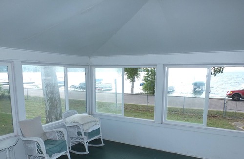 Beulah Cottage | Lil's on the Lake - LARGE, CHARMING, AND PET-FRIENDLY COTTAGE ON CRYSTAL LAKE!