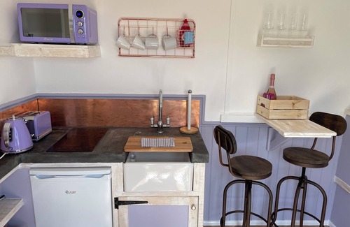 Kilgetty House | Lilac Tree Hut (With Hot-Tub)