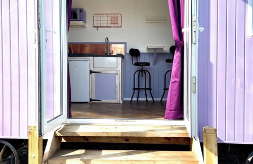 Kilgetty House | Lilac Tree Hut (With Hot-Tub)