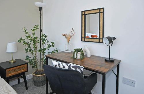 Crewe House | Lily House by YourStays - Cosy 3 Bedroom House in Crewe