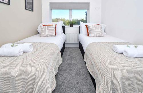 Crewe House | Lily House by YourStays - Cosy 3 Bedroom House in Crewe
