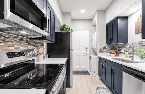 Northgate Apartment | Lily: Studio Apt, 4 Minute Walk to Campus, Newly Remodeled