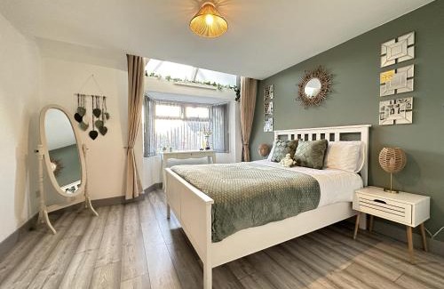 Marston Green Apartment | Lilypad Suite - BHX Airport, NEC & HS2