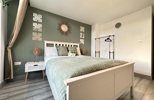 Marston Green Apartment | Lilypad Suite - BHX Airport, NEC & HS2