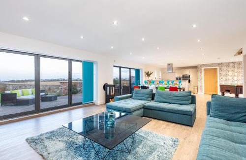 Grange de Lings House | Lincoln 4-Beds Sleeps 13 Hot Tub & Pet Friendly