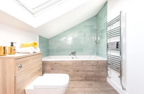 Grange de Lings House | Lincoln 4-Beds Sleeps 13 Hot Tub & Pet Friendly