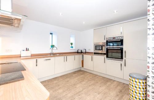 Grange de Lings House | Lincoln 4-Beds Sleeps 13 Hot Tub & Pet Friendly