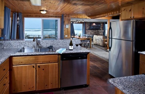 Lincoln City House | Lincoln City's Oceanfront 'SandGate Oregon' w/private beach access & hot tub!