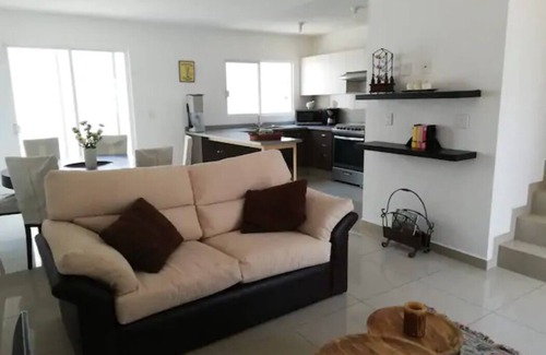 Queretaro House | Linda casa en fraccionamiento con alberca