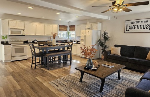 Cross Hill Cottage | Lindsey's Lakeside Hideaway with hot tub & fire pit!