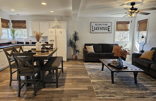 Cross Hill Cottage | Lindsey's Lakeside Hideaway with hot tub & fire pit!