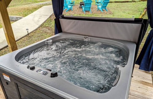 Cross Hill Cottage | Lindsey's Lakeside Hideaway with hot tub & fire pit!