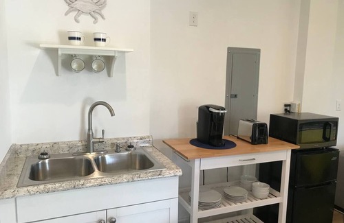 Tranquil Harbour House | Linens included - Studio apt with bikes & fire pit, walk to beach!