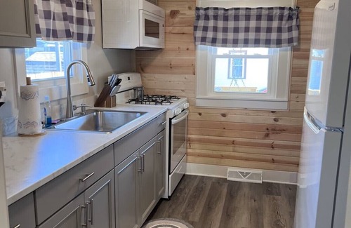 Geneva-on-the-Lake House | Linny's GOTL Cottages n"Blue Pearl" 3-bedroom house on the strip in GOTL, spire