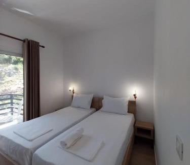 Himare Hotel | Lion's lair