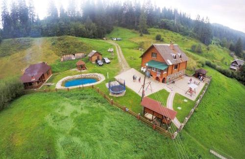 Slavske Hotel | Lisoviy Zatyshok, z vidkrutum litnim baseynom,чан-джакузі