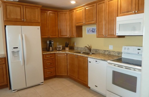 Madeira Beach Condo | Listen to the Waves - Direct Gulf Front - WiFi, Parking Included