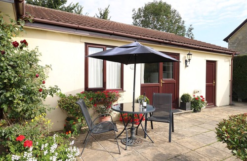 Wincanton Cottage | LITTLE BARN, romantic, with a garden in Wincanton