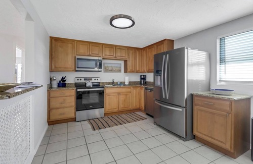 Naples Park Cottage | Little Beach House w/POOLandSPA - Vanderbilt Beach